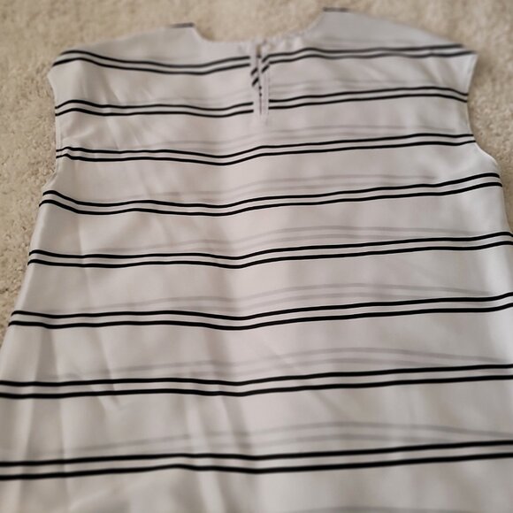 Black and white sleeveless shell size small. - Picture 2 of 4